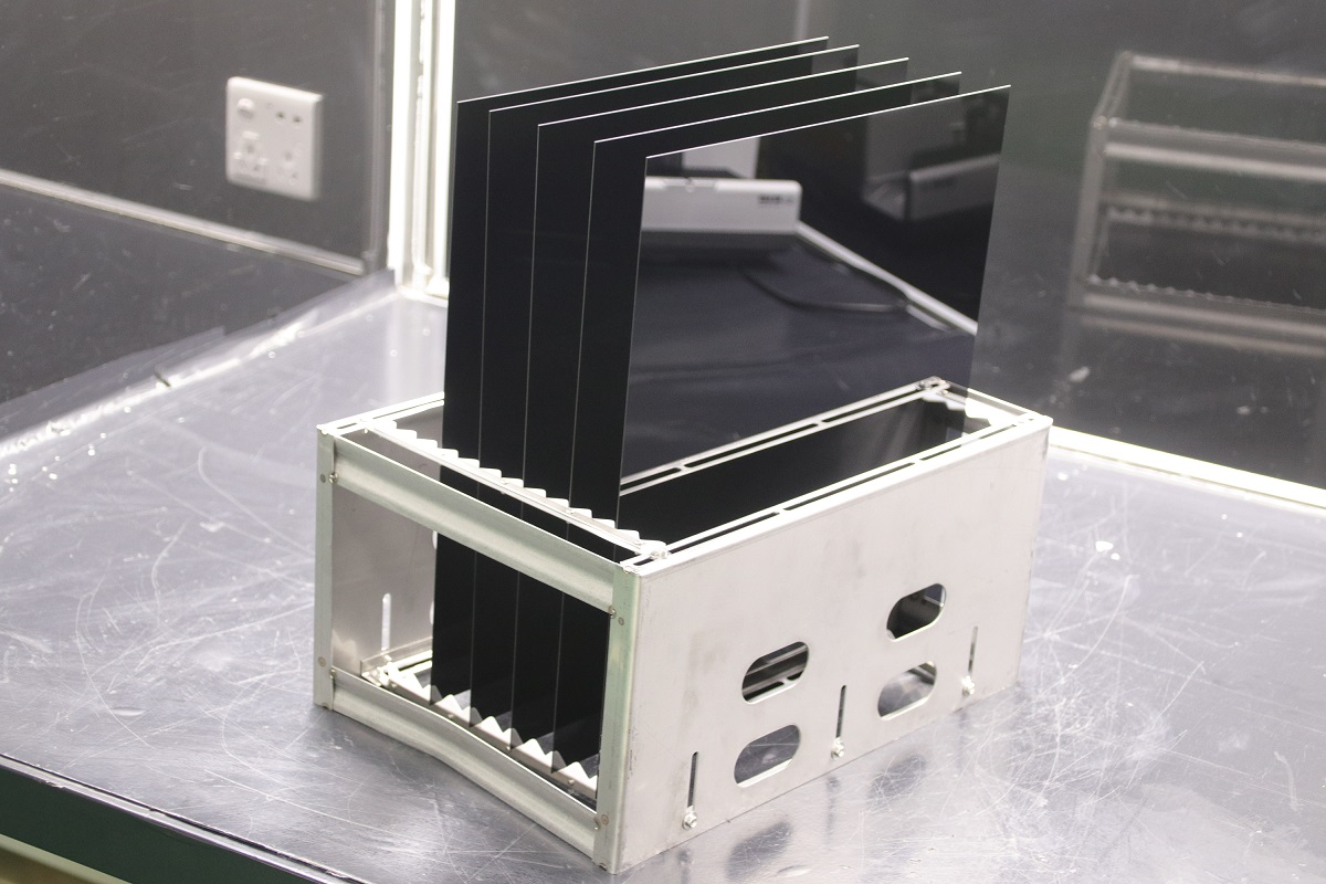 Large-size tinted glass